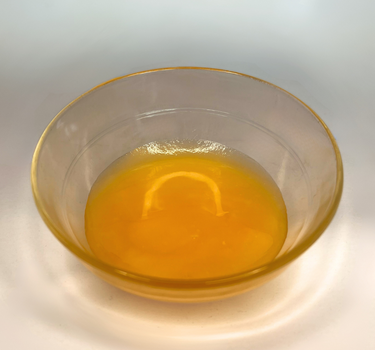 Lindenhonig in Schale, cremig, goldgelb